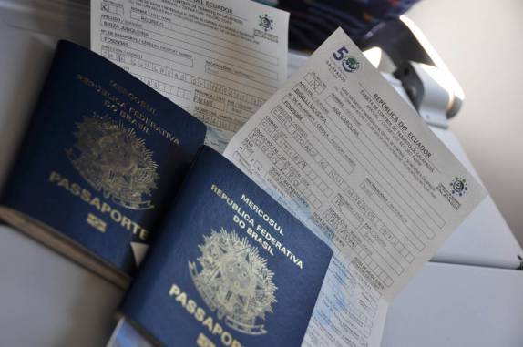 Ainda no aviãos, passaportes e formulários prontos para entrar em Galápagos, na ilha de San Cristóbal